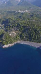una vista aérea de una pequeña isla en el océano en Chalet on a green beachy village!, en Vlakhiá