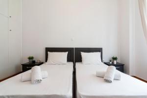A bed or beds in a room at Modern 2BD apt in Athens , 3-min metro