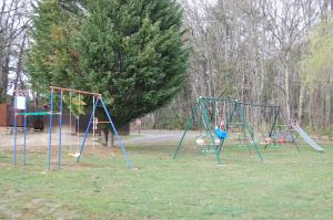 Zona de juegos para niños en Iris, les Gîtes de Carlux