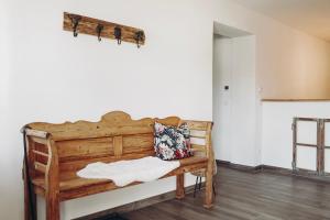 Habitación con banco de madera y almohada. en Ferienhof Petermühle Urlaub mit Alpakas en Amerang