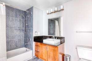 תמונה מהגלריה של Loop Studio w gym pool lounge 1 block from L CHI-701 בשיקגו