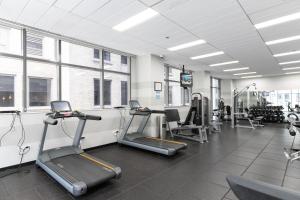 תמונה מהגלריה של Loop Studio w gym pool lounge 1 block from L CHI-701 בשיקגו