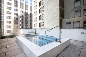 תמונה מהגלריה של Loop Studio w gym pool lounge 1 block from L CHI-701 בשיקגו