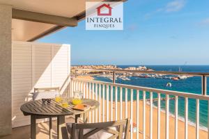 balcón con mesa, sillas y vistas al océano en La Belle Mer Palamós, en Palamós