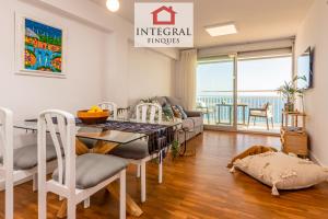 Sala de estar con mesa de comedor y vistas al océano en La Belle Mer Palamós, en Palamós