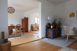 a living room with wooden floors and a table and chairs at Lichtzeit in Mauth