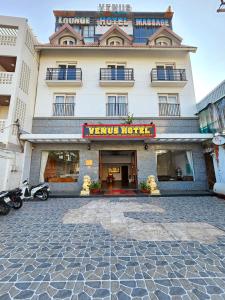 un edificio con un letrero que lee hotel en Venus Phu Quoc Hotel, en Phu Quoc