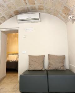 a living room with a couch and a ceiling fan at Donna Nina in Monopoli