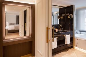 y baño con bañera, lavabo y espejo. en Hotel MIM Andorra, en Escaldes-Engordany
