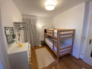 een kleine kamer met 2 stapelbedden bij Christl - Apartment mit Garten und Pool zur Mitbenutzung in Wenen +30 foto's