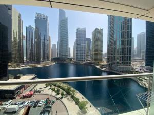 vista para um rio numa cidade com edifícios altos em Waking up with the sea view! em Dubai