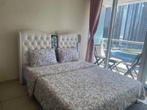 um quarto com uma cama grande e uma varanda em Waking up with the sea view! em Dubai