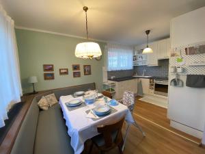cocina con mesa y mantel blanco en Christl - Apartment mit Garten und Pool zur Mitbenutzung en Viena