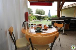 Restauracja lub miejsce do jedzenia w obiekcie Chambre Le mas d'Adelice