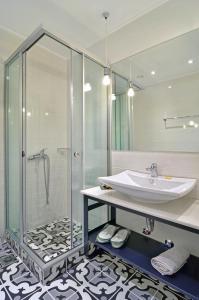 A bathroom at Z Inn Ioannina