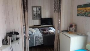TV a/nebo společenská místnost v ubytování B&B du Cerisier, diner sur demande