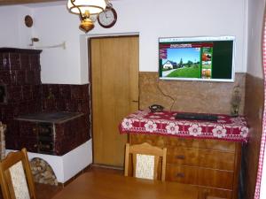 TV a/nebo společenská místnost v ubytování Chalupa u Vyšanských