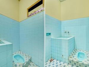 La salle de bains est pourvue de 2 urinoirs et d'un lavabo. dans l'établissement SPOT ON 92414 Hotel Pereng Sari, à Kopeng