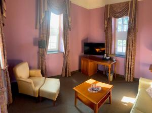 Hof de Draeck Bed & Breakfast في Teuven: غرفة معيشة مع أريكة وطاولة