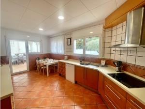 Kuchyňa alebo kuchynka v ubytovaní Arenda Mara villa con piscina privada jardín