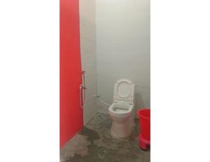 ein Bad mit einem WC in einer Kabine in der Unterkunft Oakland Camping, Uttarkashi in Uttarkāshi