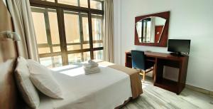 Postel nebo postele na pokoji v ubytování Hotel Sol Almería
