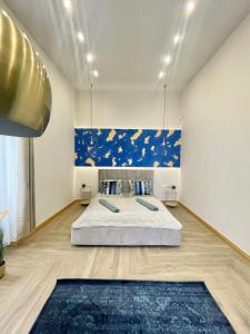 1 dormitorio con 1 cama y una pintura azul en la pared en Comfort Lux Design Apartment #Castle #2bedroom #freeparking, en Budapest