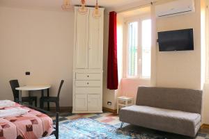 Darsena Suite - Via Argelati في ميلانو: غرفة نوم بسرير وكرسي وطاولة