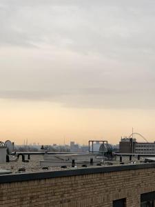vistas a la ciudad desde el techo de un edificio en Luxury Top Floor Apartment in London, en Londres