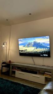 Uma televisão e/ou sistema de entretenimento em Luxury Top Floor Apartment in London