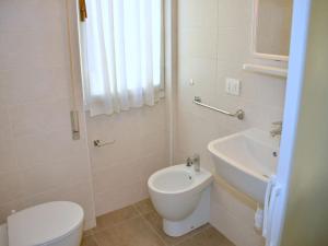 A bathroom at Renewed flat with seaview - Beahost