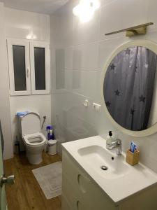 a bathroom with a sink and a toilet and a mirror at CasaAlicante Private Apartment Condo for up to 5 people Zentrale Wohnung AC Bedroom Klimaanlage in Alicante +11 photos
