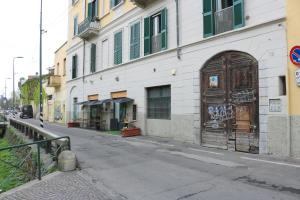 Darsena Suite - Via Argelati في ميلانو: مبنى على باب من جهة شارع