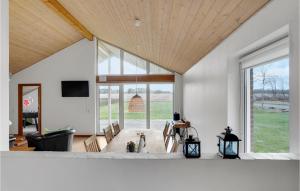 sala de estar con ventana grande y mesa en Amazing Home In Videbk With Wifi, en Videbæk