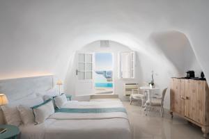 Postel nebo postele na pokoji v ubytování Katikies Kirini Santorini - The Leading Hotels Of The World + 37 fotografií