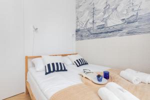 een slaapkamer met een bed met een foto van een schip bij Cozy Nights Letnicka by Renters Prestige in Gdańsk