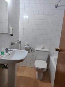 uma casa de banho com um WC, um lavatório e uma banheira em Hostal Restaurante Venta del Barro em La Puebla de Híjar