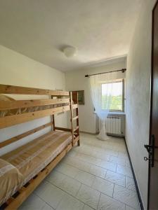 מיטה או מיטות קומותיים בחדר ב-Coreglia house