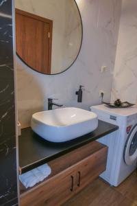 y baño con lavabo y lavadora. en Villa Anastasia Luxe with Top WiFi, BBQ & Amazing Views en Kíssamos