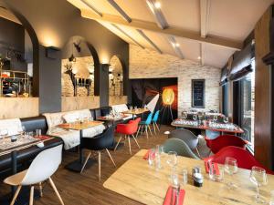 クレッシュ・シュル・ソーヌにあるibis Macon Sud Crêchesのテーブルと椅子のあるレストラン、バー