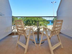 eine Terrasse mit 2 Stühlen und einem Tisch auf dem Balkon in der Unterkunft Catalunya E-2 in Platja  d'Aro