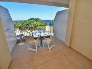 einen Balkon mit einem Tisch, Stühlen und Meerblick in der Unterkunft Catalunya E-2 in Platja  d'Aro