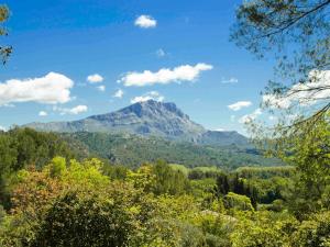 uma vista para uma montanha à distância em ibis budget Aix en Provence em Aix-en-Provence