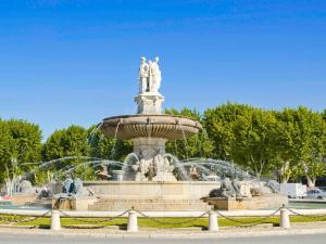 une fontaine avec une statue en haut dans l'établissement ibis budget Aix en Provence, à Aix-en-Provence