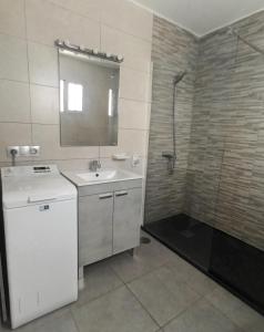 Kúpeľňa v ubytovaní Fabulous 1-Bed Apartment in Puerto del Carmen