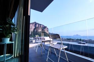 Un balcón con sillas y vistas al océano. en A402-Silk Condo Aonang-Sea view-5 mins walk to beach en Ao Nang Beach