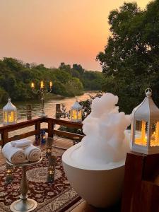 una escultura blanca de un barco con luces en un muelle en Royal Chundu Island Lodge en Livingstone