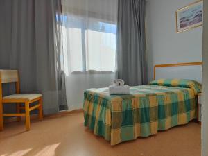 A bed or beds in a room at Hostal Restaurante Venta del Barro Még 17 kép