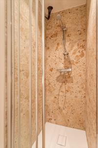 eine Dusche mit Glastür im Bad in der Unterkunft Maison Victor in Koksijde