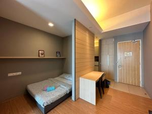 Dormitorio pequeño con cama y ducha en TheEden#13 SwissGardenKL, en Kuala Lumpur